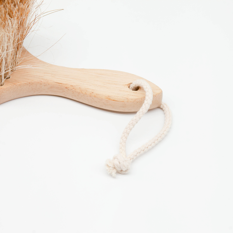 Sande Kids™ Sand Brush / Surf Brush made from sustainable rubberwood, featuring a wooden handle and a hanging cotton cord leash. Perfect for swiftly sweeping wet or dry sand from kids, adults, beach toys, surfboards, pets, car upholstery, and carpets.