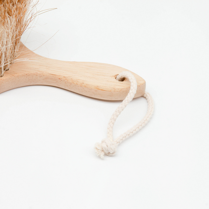 Sande Kids™ Sand Brush / Surf Brush made from sustainable rubberwood, featuring a wooden handle and a hanging cotton cord leash. Perfect for swiftly sweeping wet or dry sand from kids, adults, beach toys, surfboards, pets, car upholstery, and carpets.